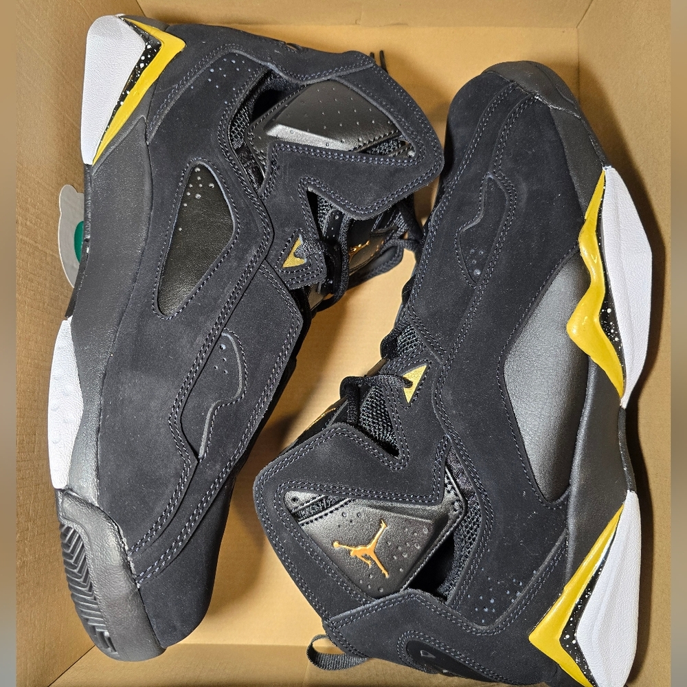 11 Jordan Men's True Flight Black / Metallic Gold